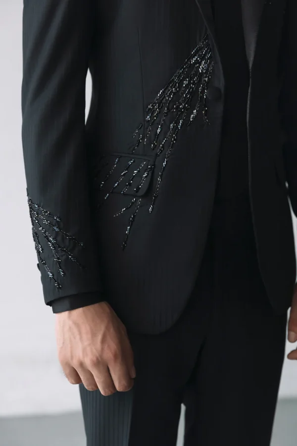 'NOIR' PEAK LAPEL SUIT - Image 3