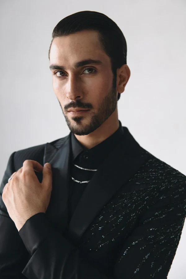 'NOIR' PEAK LAPEL SUIT - Image 4